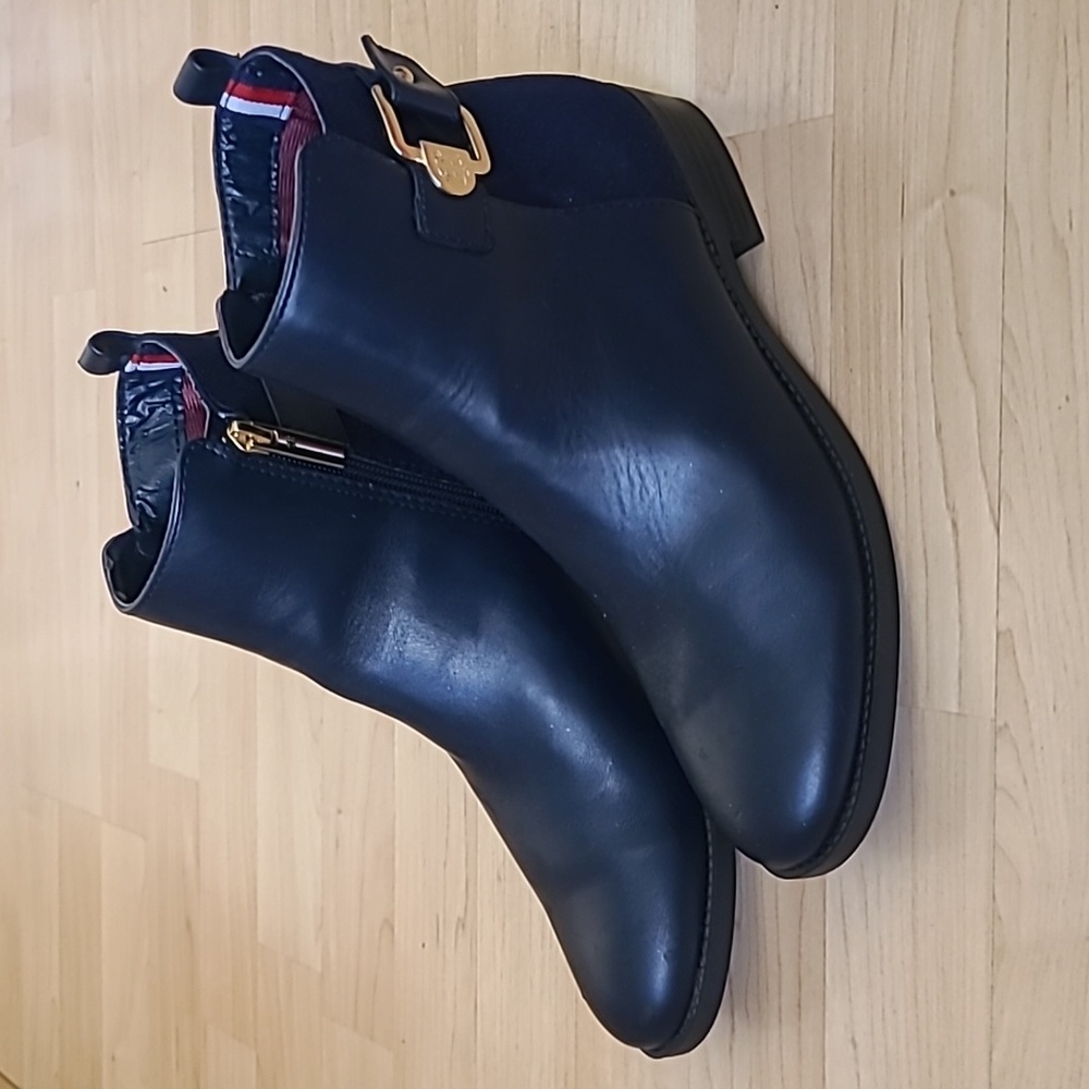 Tommy Hilfiger Women's Inella Black Faux Leather Almond Toe Booties Size 7.5